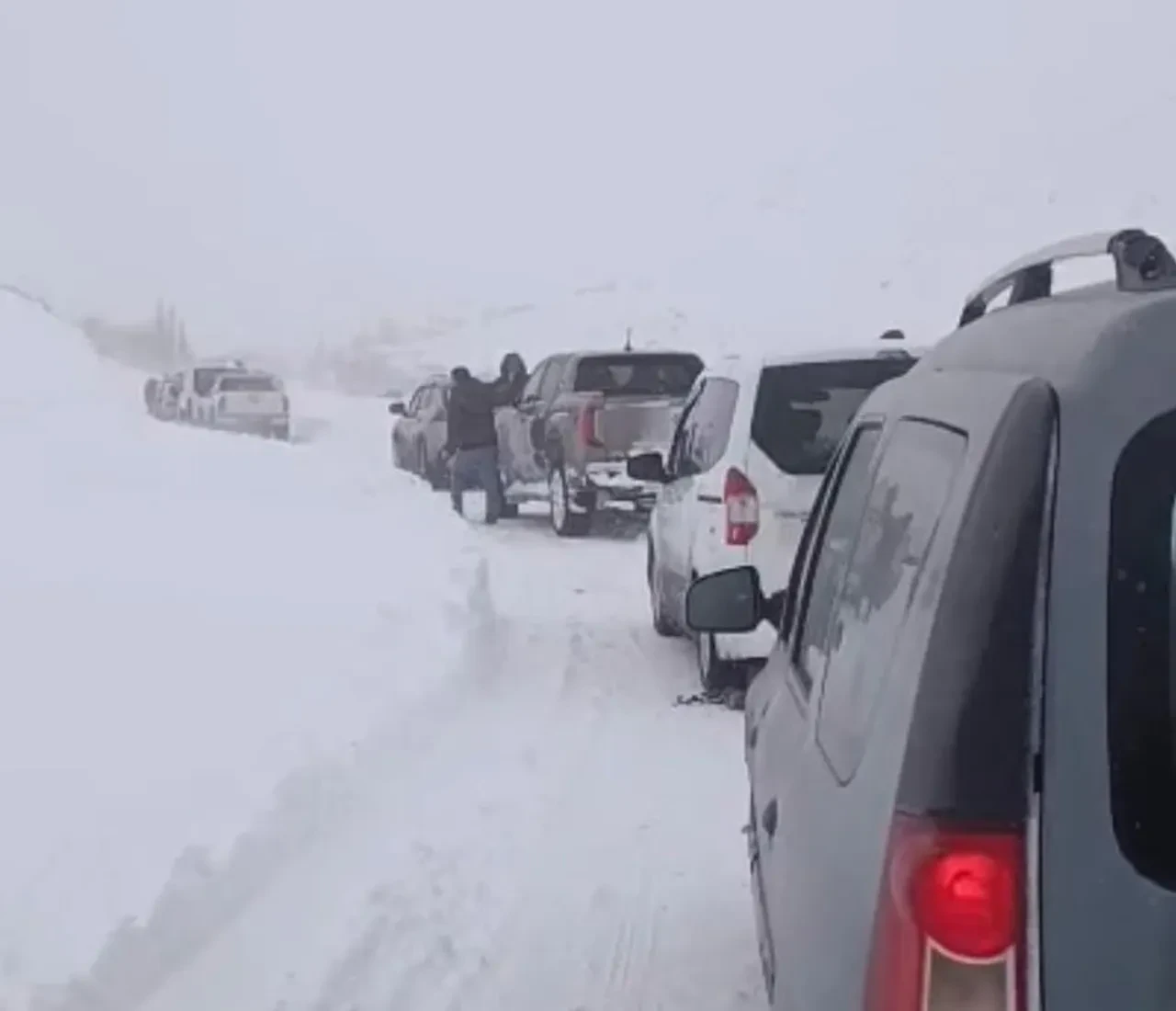 Yüksekova'da tipi ve fırtına nedeniyle 50 araç mahsur kaldı