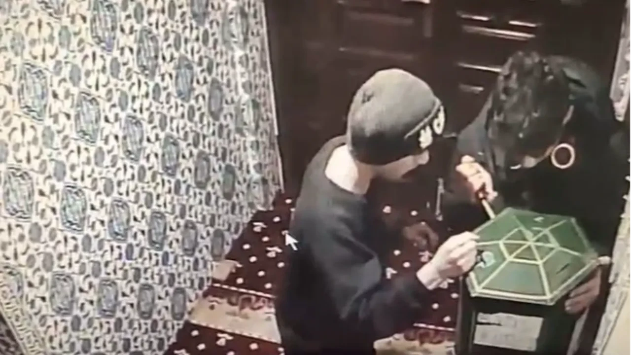 Acemi hırsızlar kamerada! Ne yaptılarsa bir türlü becemediler