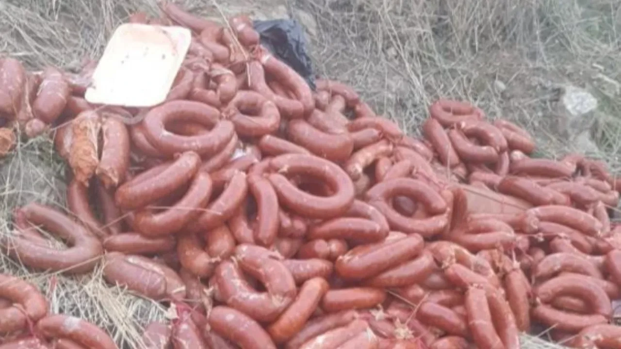 Ankara'da akla durgunluk veren israf görüntüleri! Kilolarca sucuk, kavurma, salam, sosis...