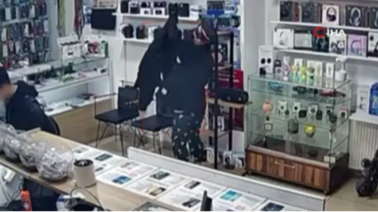 Duygularıyla oynadığı yetmedi üstüne hırsızlık yaptı!