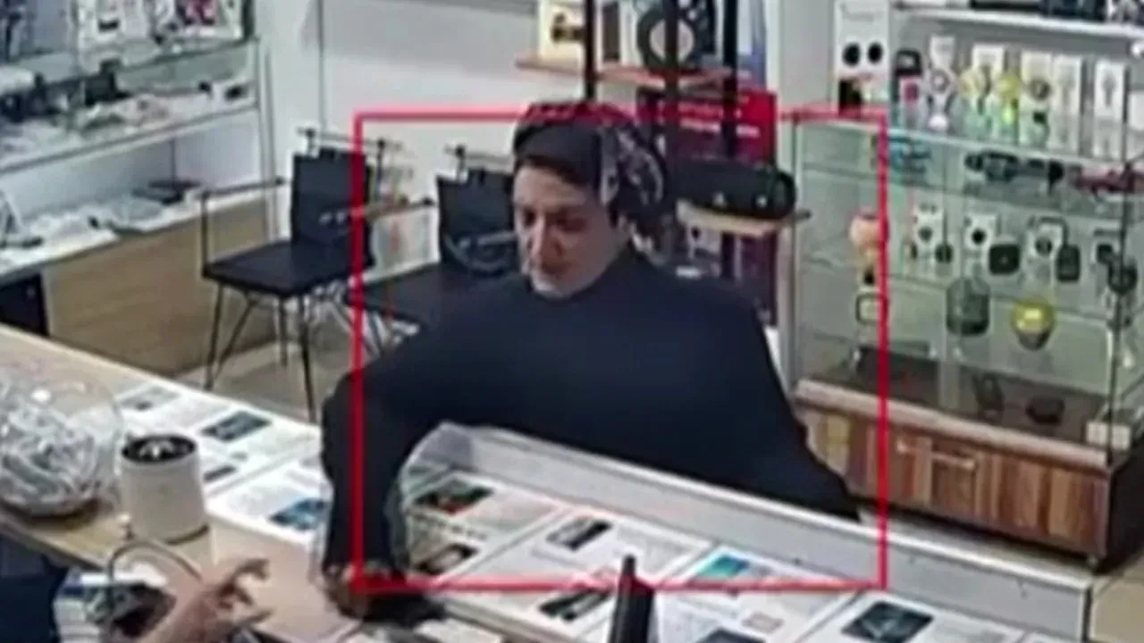 Duygularıyla oynadığı yetmedi üstüne hırsızlık yaptı!