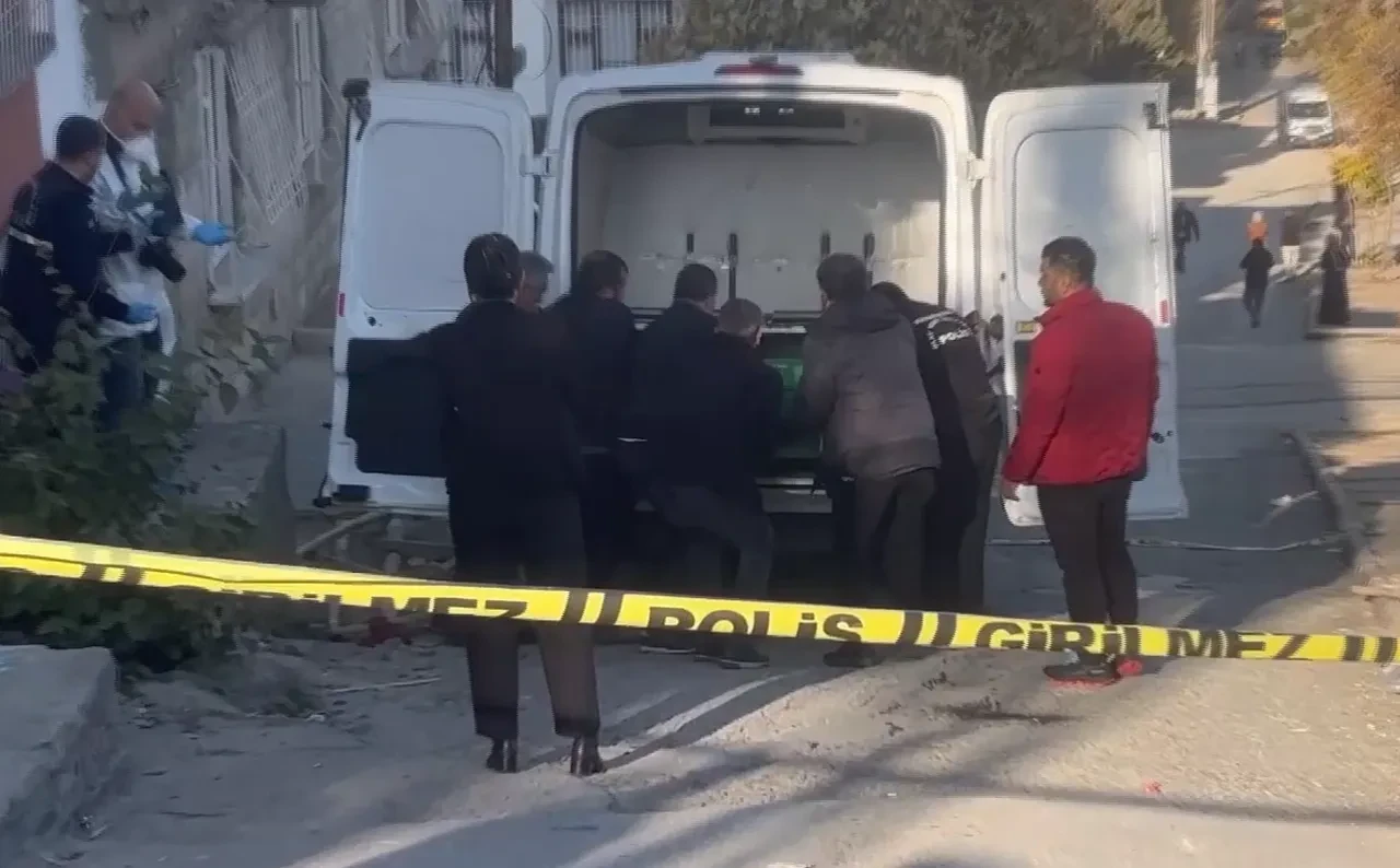 Gaziantep'te eski koca dehşeti! Boşandığı eşini vahşice katlettiği bıçakla kendini ağır yaraladı!