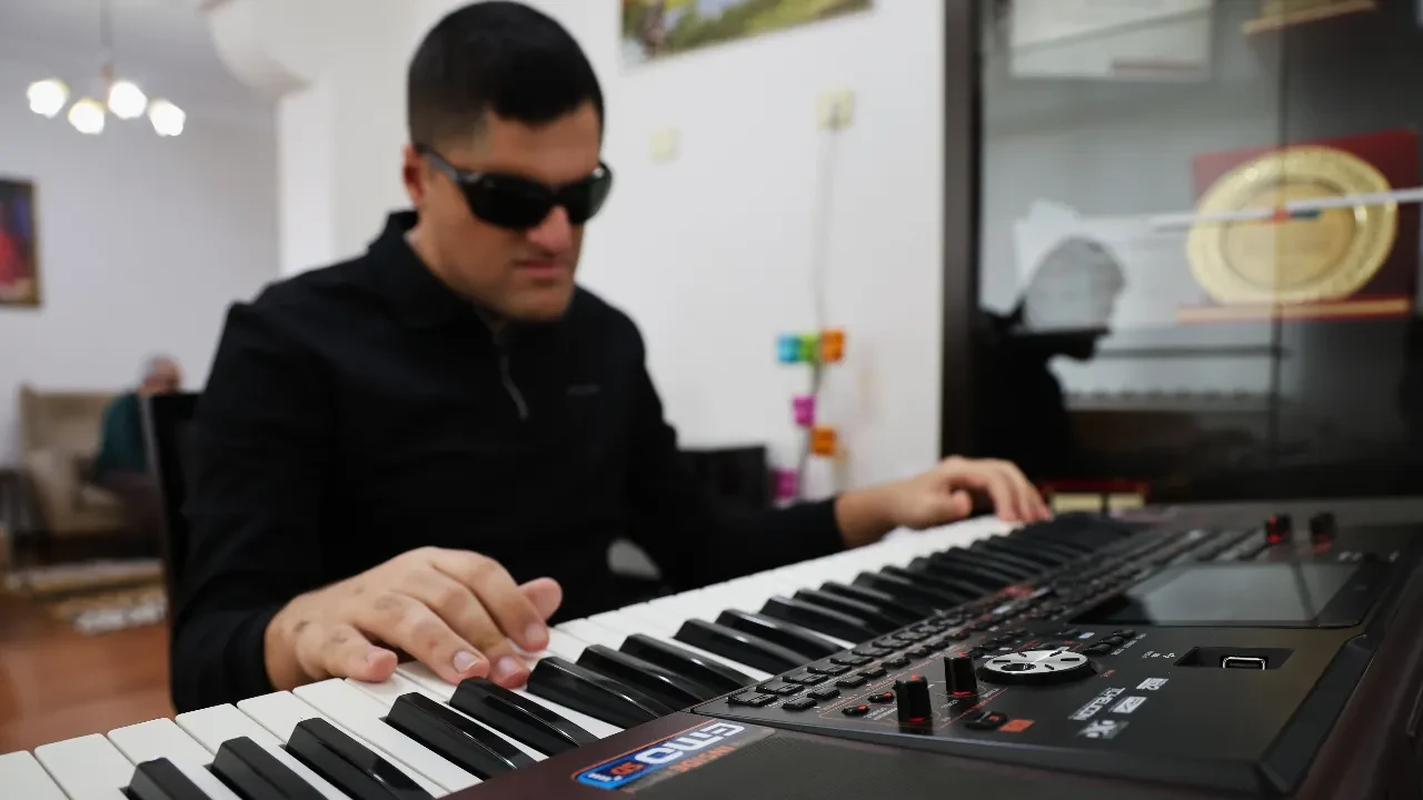 Görme engelli Mehmet bölümünü dereceyle bitirdi! Tam 4 enstrümanda ustalaştı