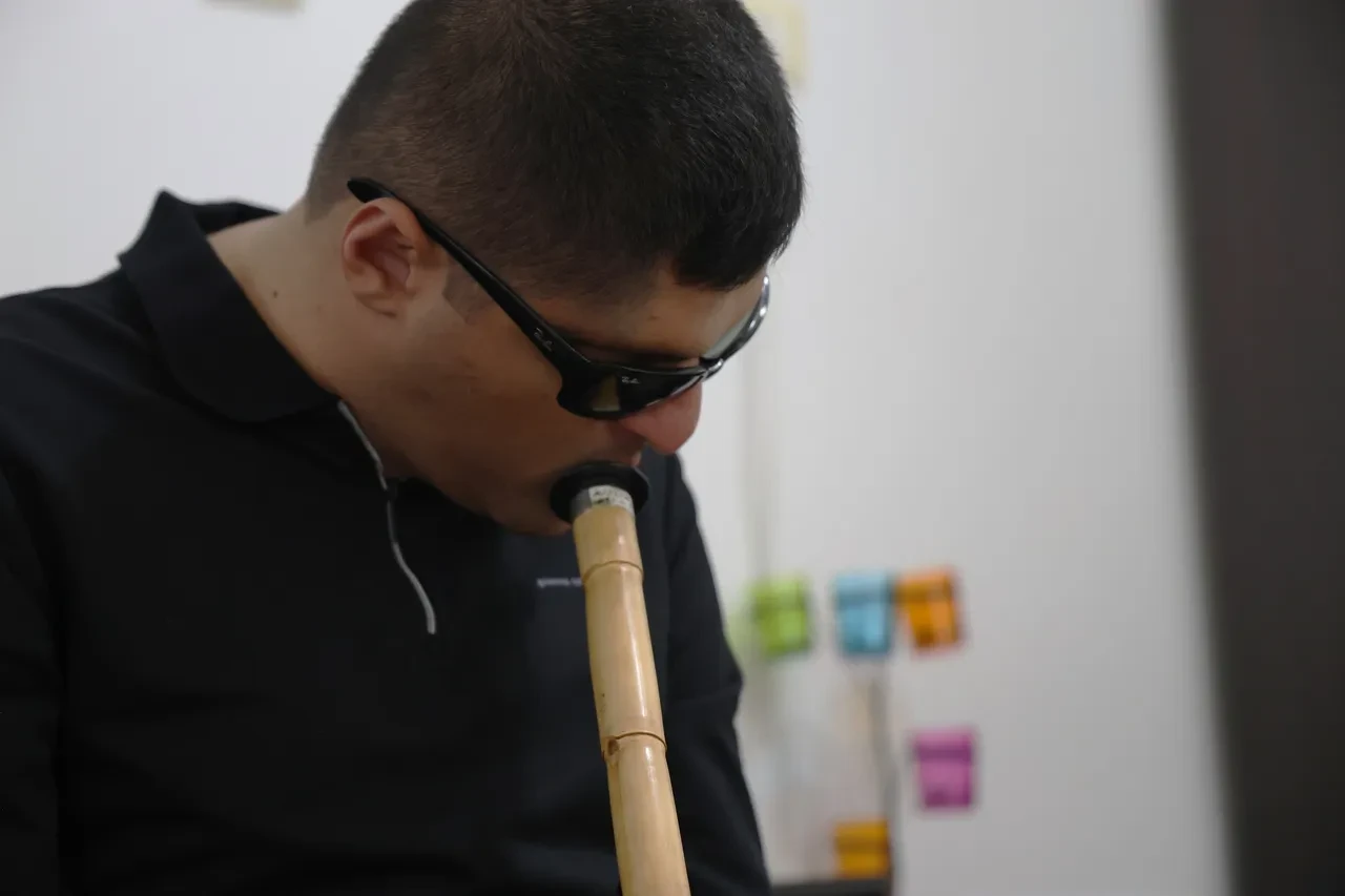 Görme engelli Mehmet bölümünü dereceyle bitirdi! Tam 4 enstrümanda ustalaştı