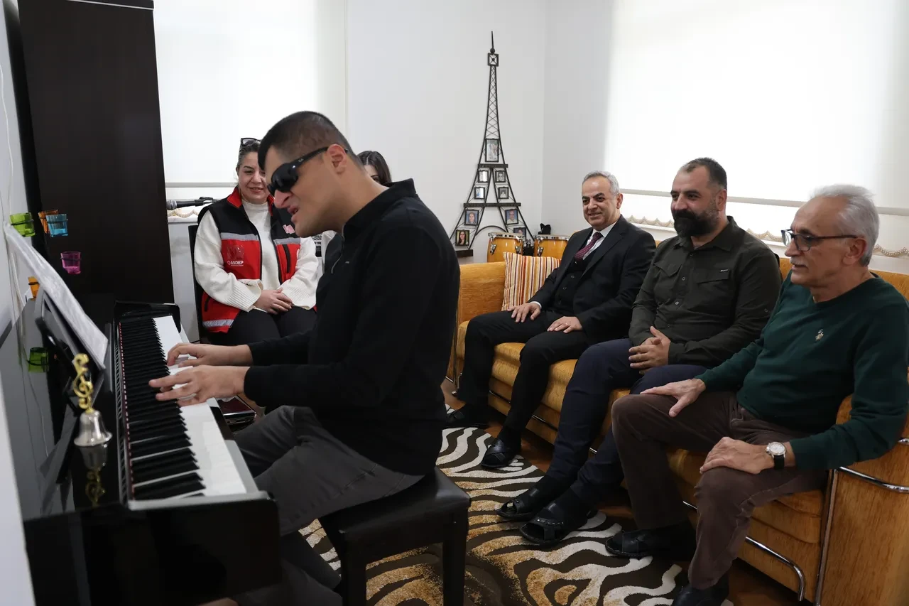 Görme engelli Mehmet bölümünü dereceyle bitirdi! Tam 4 enstrümanda ustalaştı