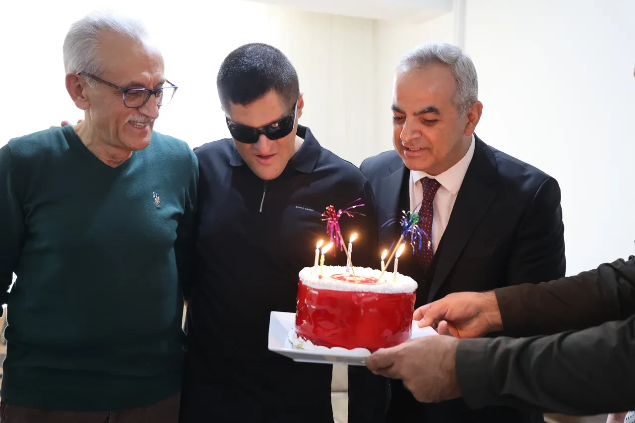 Görme engelli Mehmet bölümünü dereceyle bitirdi! Tam 4 enstrümanda ustalaştı