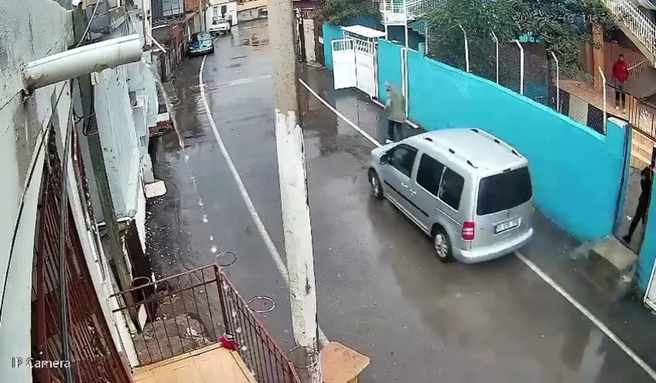 Husumetlisini aracıyla ezmeye çalıştı! Dehşete düşüren anlar kamerada