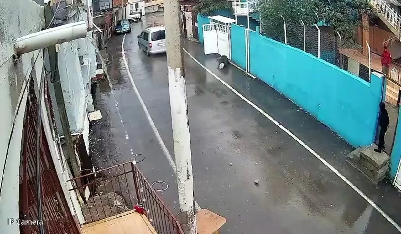 Husumetlisini aracıyla ezmeye çalıştı! Dehşete düşüren anlar kamerada