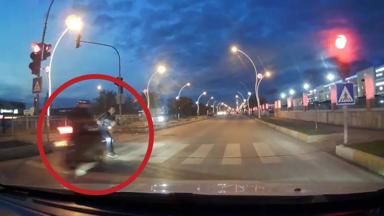 Kırmızı ışık ihlali kazaya yol açtı: O anlar kamerada