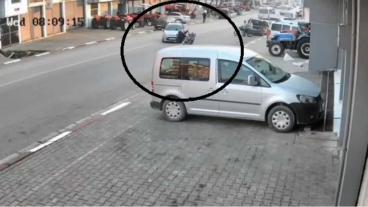 Motosiklet ile otomobil çarpıştı, 2 kişi metrelerce savruldu! O anlar kamerada