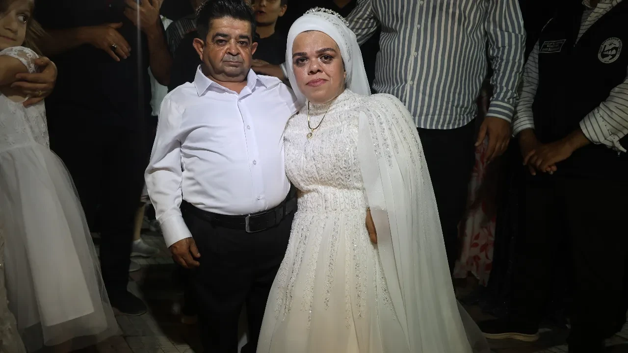 21 yıl önce nişan atan cüce çift, bu kez kaçarak evlendi!