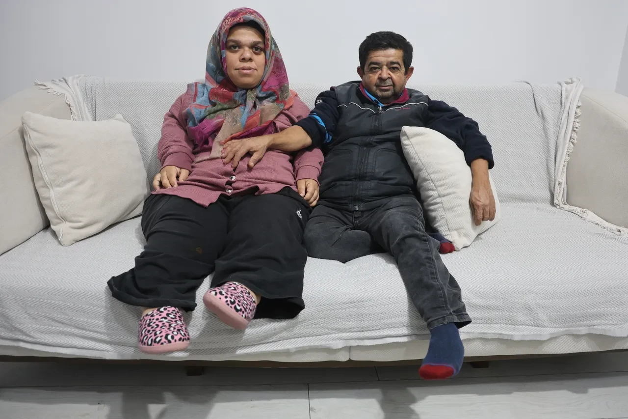 21 yıl önce nişan atan cüce çift, bu kez kaçarak evlendi!