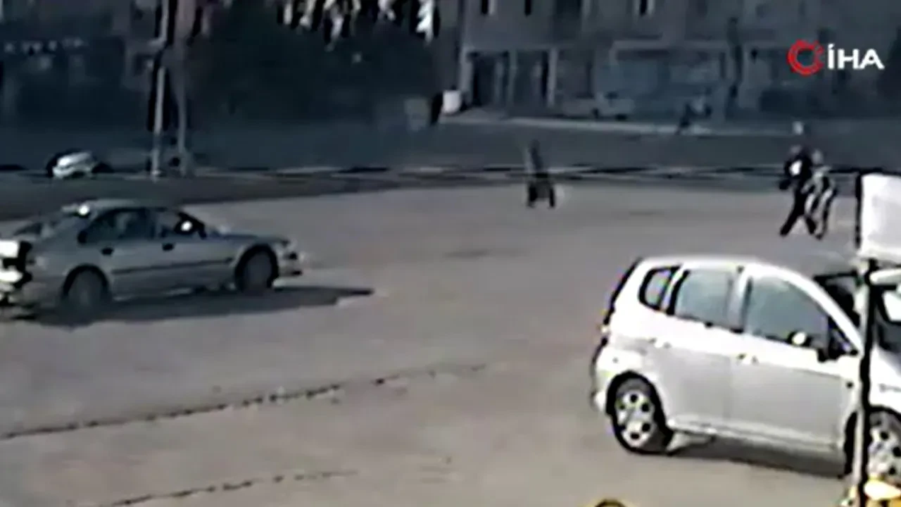 Otomobilin çarptığı yaşlı kadın metrelerce savruldu