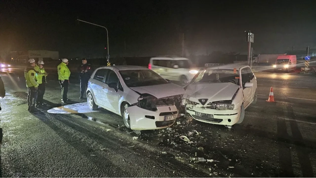 Otomobiller kafa kafaya çarpıştı: 2 yaralı!