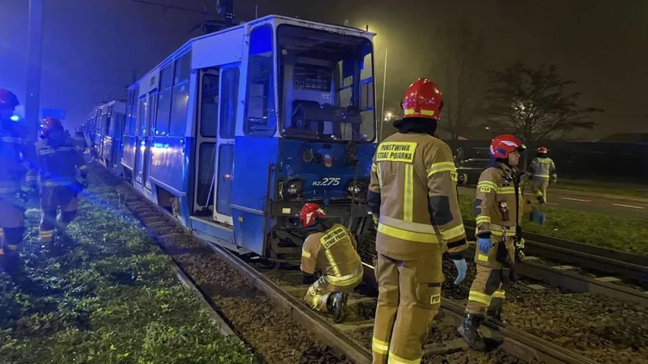 Polonya'da tramvaylar birbirine girdi! Çok sayıda yaralı var