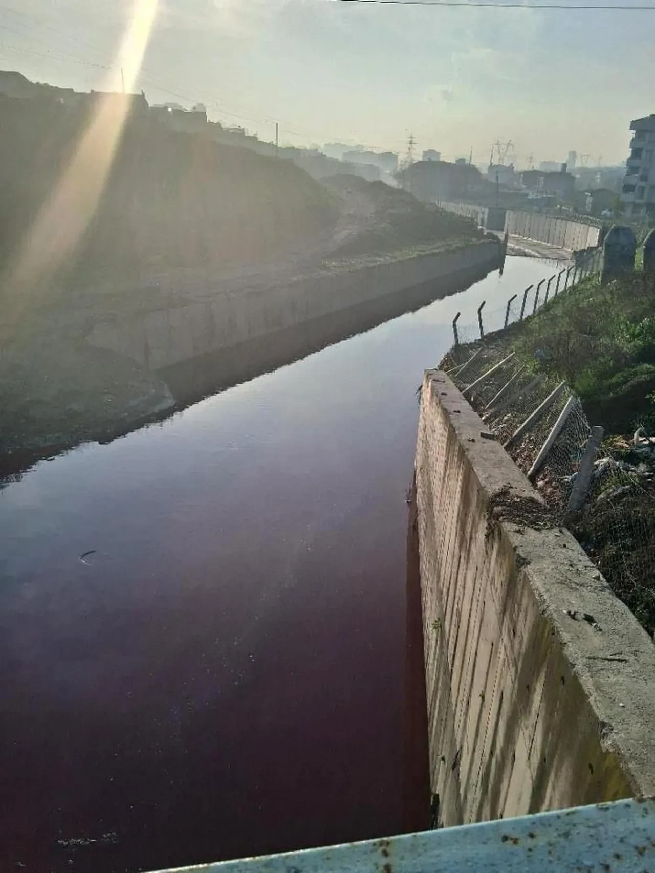 Sebebi bilinmiyor! Esenyurt'ta derenin rengi kan kırmızısı oldu!