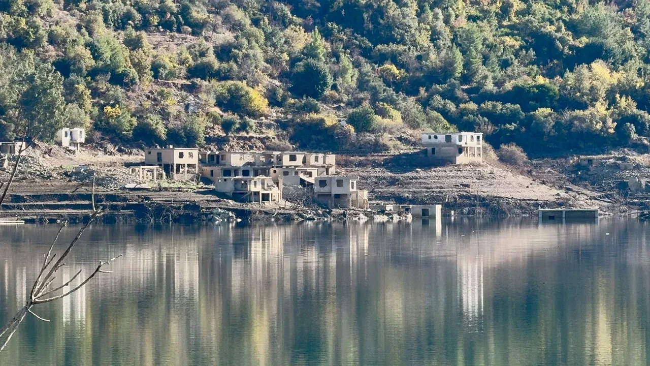 Sular çekildi, köy ortaya çıktı! Kıbrıs'a içme suyu sağlayan barajda meraklandıran görüntüler
