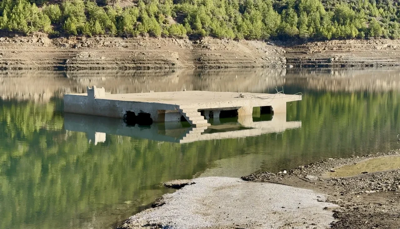 Sular çekildi, köy ortaya çıktı! Kıbrıs'a içme suyu sağlayan barajda meraklandıran görüntüler