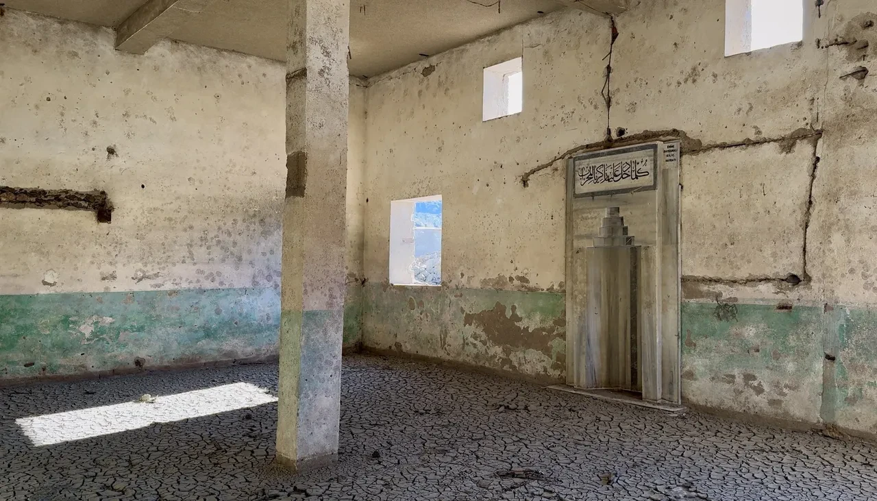 Sular çekildi, köy ortaya çıktı! Kıbrıs'a içme suyu sağlayan barajda meraklandıran görüntüler