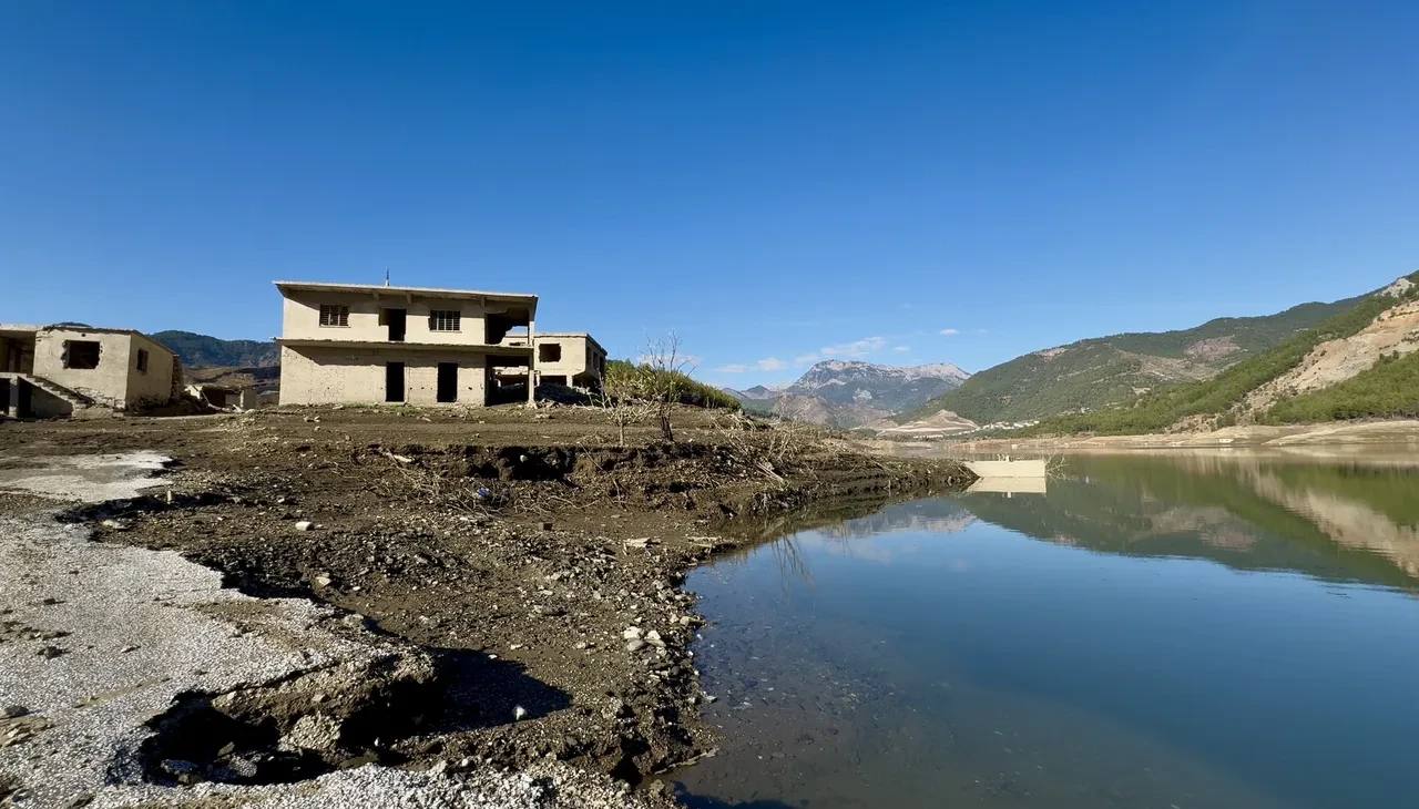 Sular çekildi, köy ortaya çıktı! Kıbrıs'a içme suyu sağlayan barajda meraklandıran görüntüler