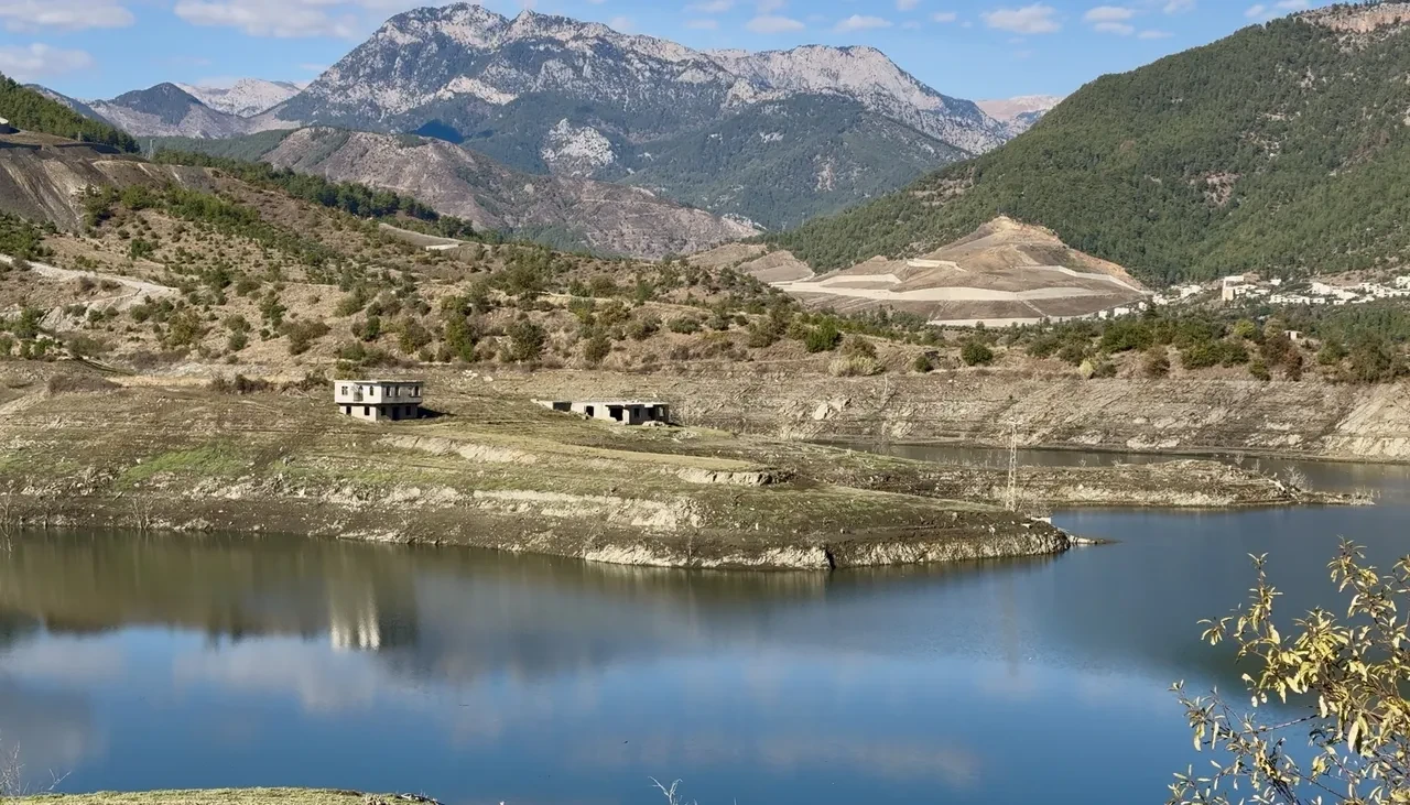 Sular çekildi, köy ortaya çıktı! Kıbrıs'a içme suyu sağlayan barajda meraklandıran görüntüler