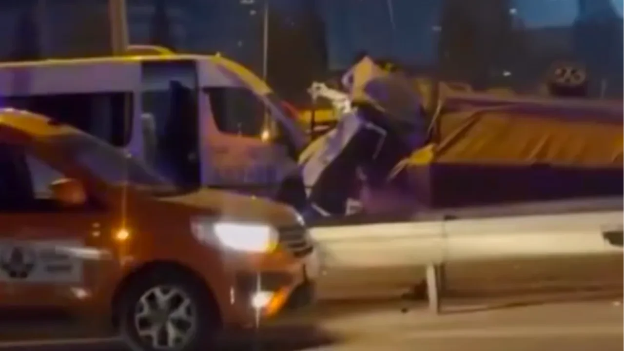 TEM Otoyolu'nda zincirleme kaza! 3 araç birbirine girdi: Bölgede trafik kilitlendi 