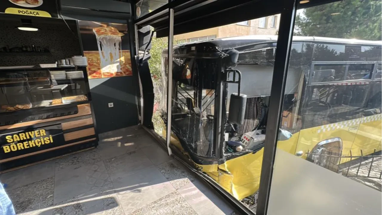 Üsküdar'da faciadan dönüldü! İETT börekçiye daldı
