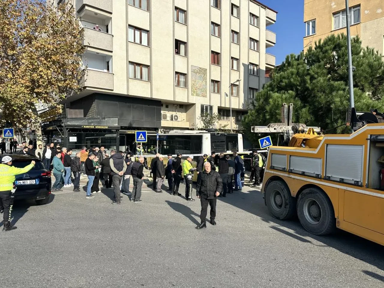Üsküdar'da faciadan dönüldü! İETT börekçiye daldı