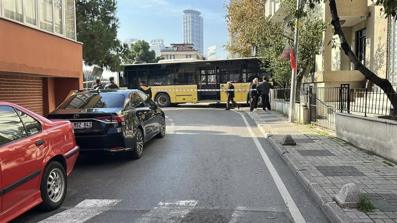 Üsküdar'da faciadan dönüldü! İETT börekçiye daldı