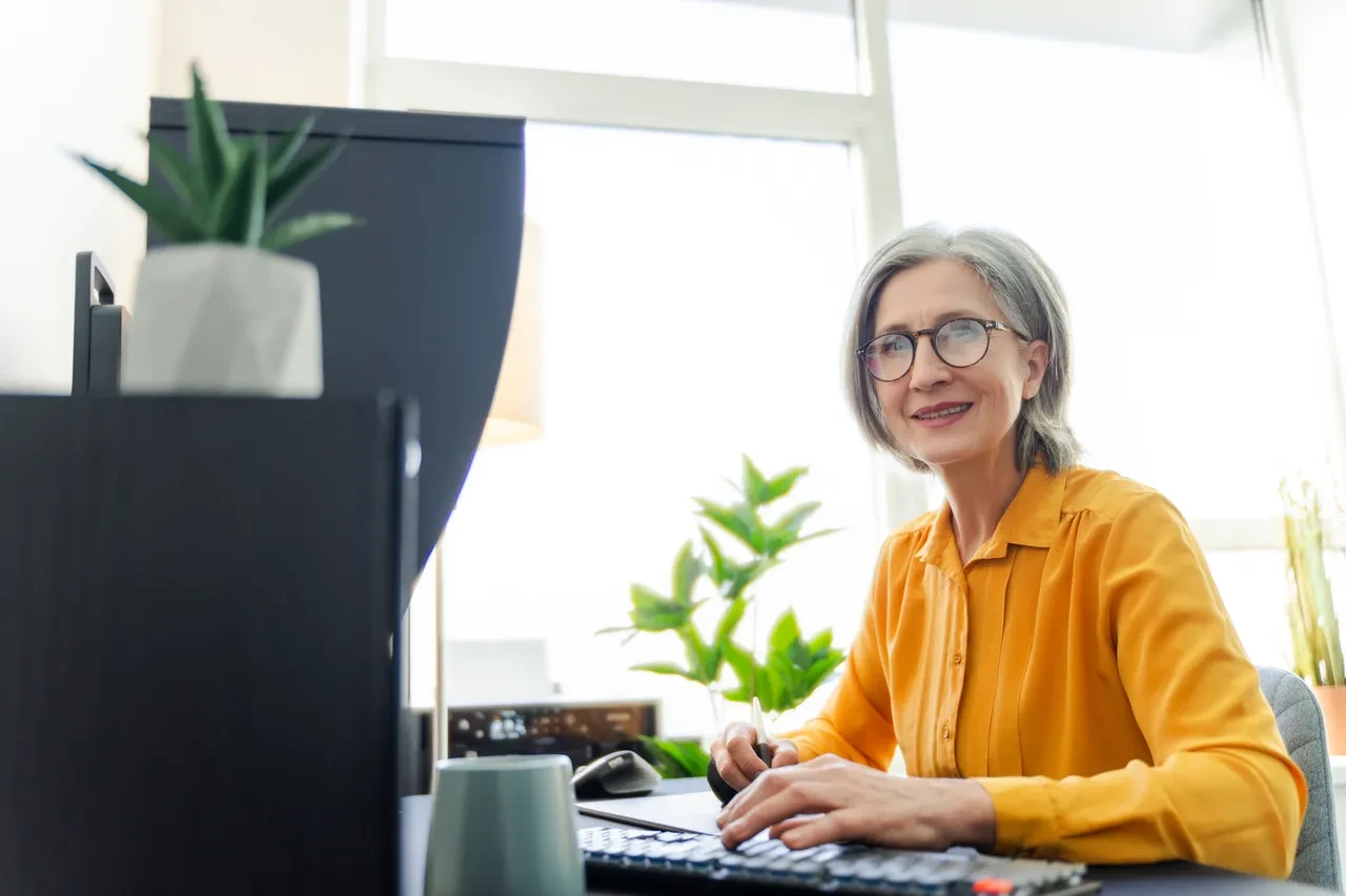 bilgisayar başında kadın