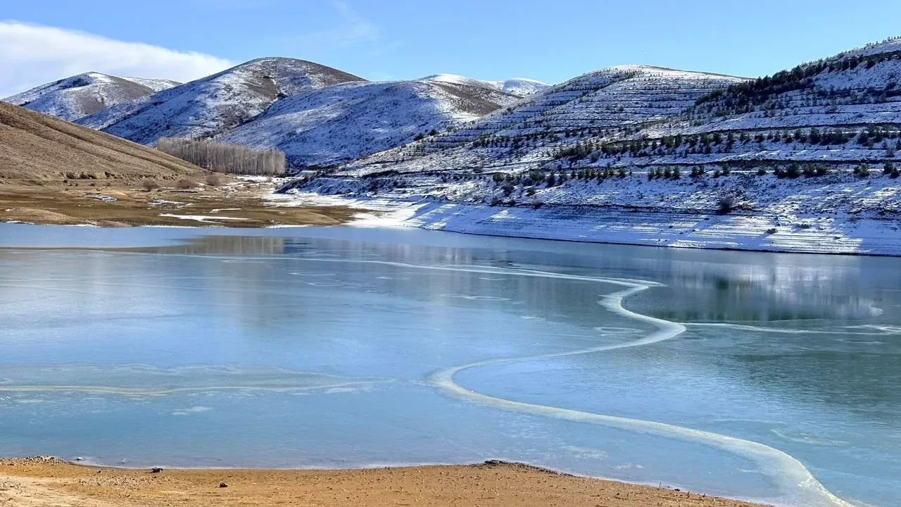 Bayburt’ta termometreler eksi 17 dereceye kadar düştü: Gölet buz tuttu!
