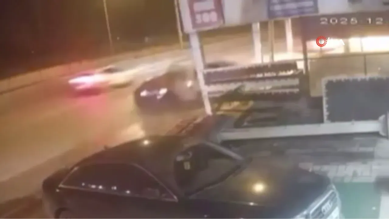 Bursa'da feci kaza kamerada! Otomobil park halindeki araca böyle çarptı: 1'i ağır 4 yaralı