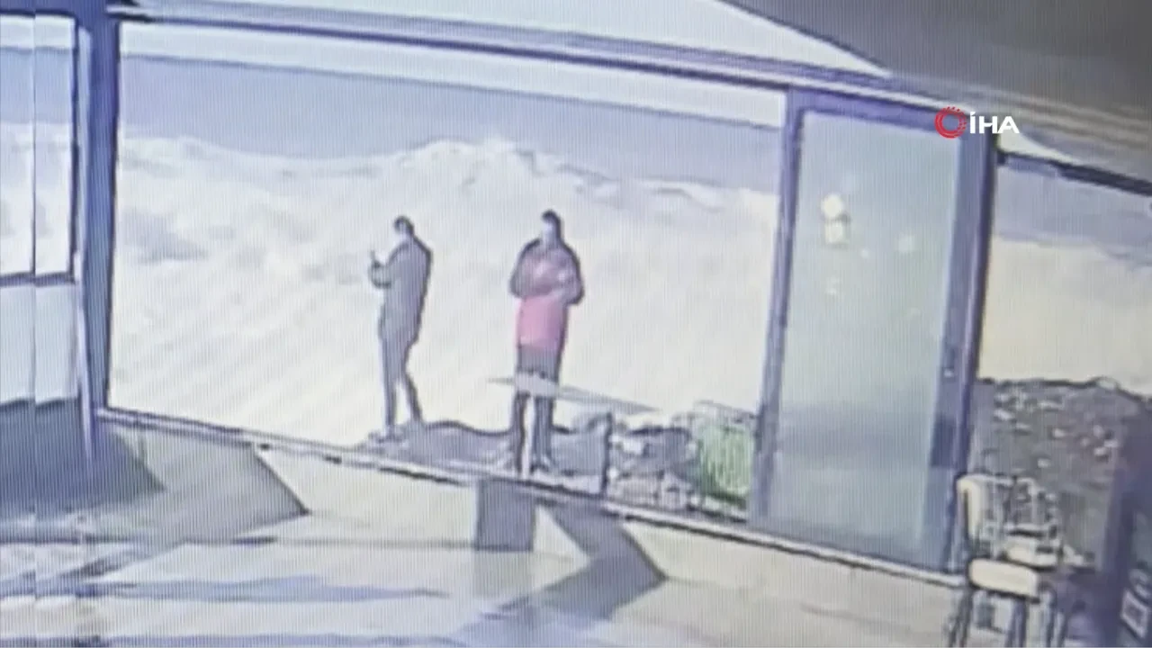 Dev dalgaları görüntülemek isterken ölümden döndü: O anlar kamerada!