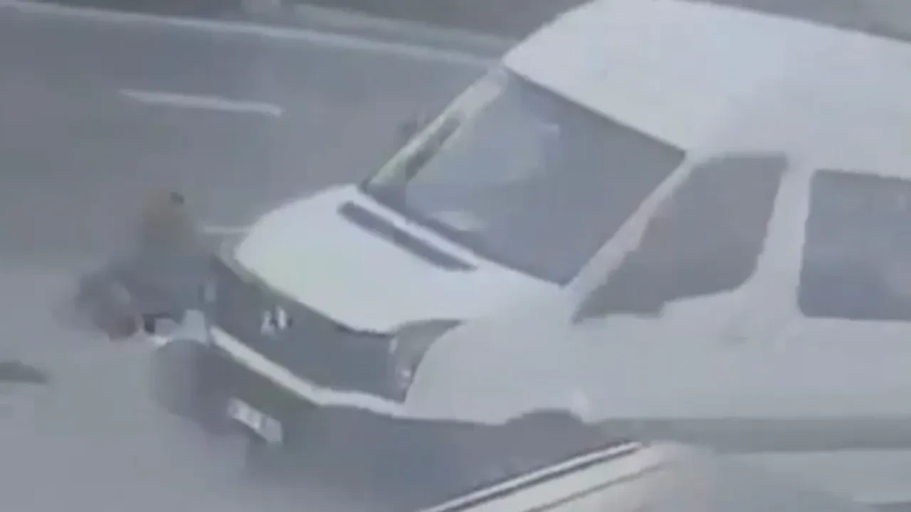 Dolmuş bekleyen kadın minibüsün altında kaldı, metrelerce sürüklendi! Feci kaza kamerada