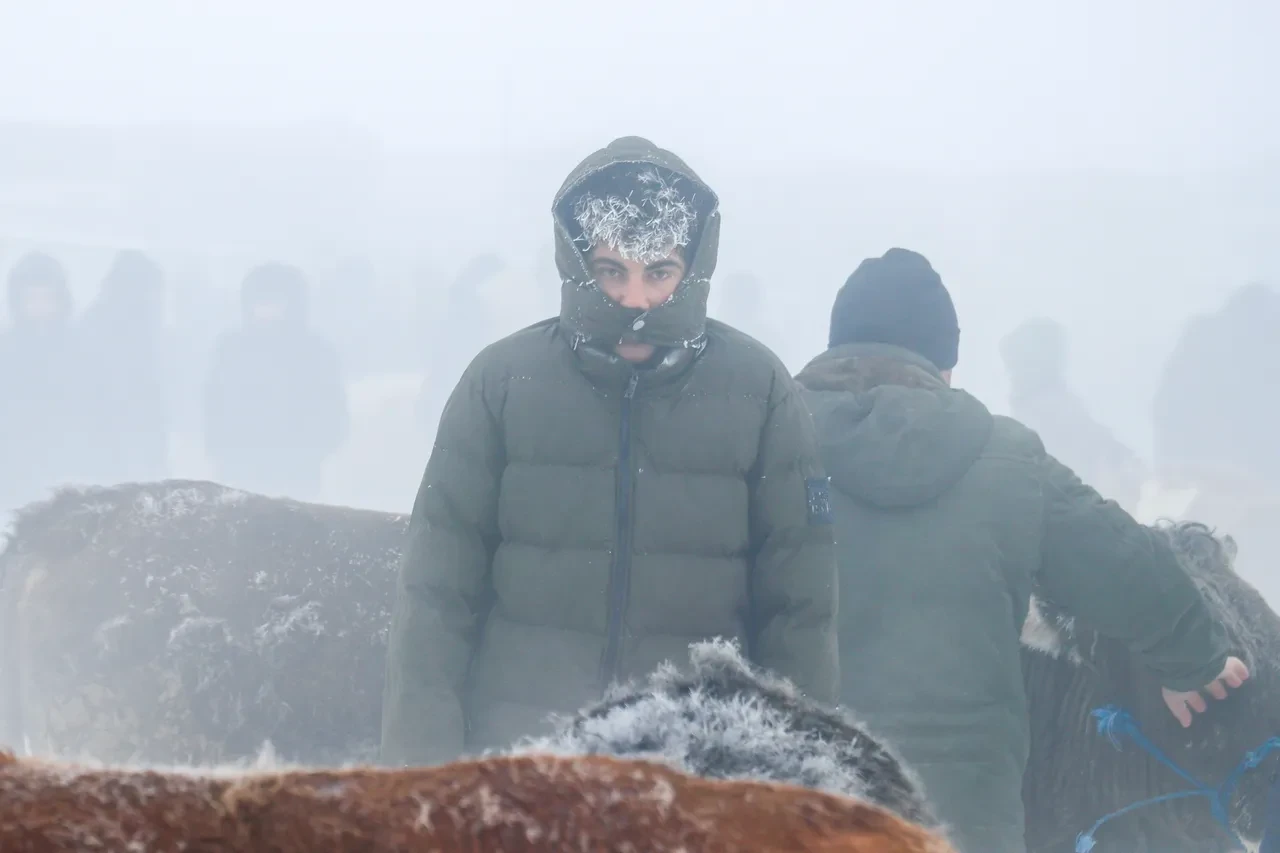 Ağrı'da sokağa çıkan dondu