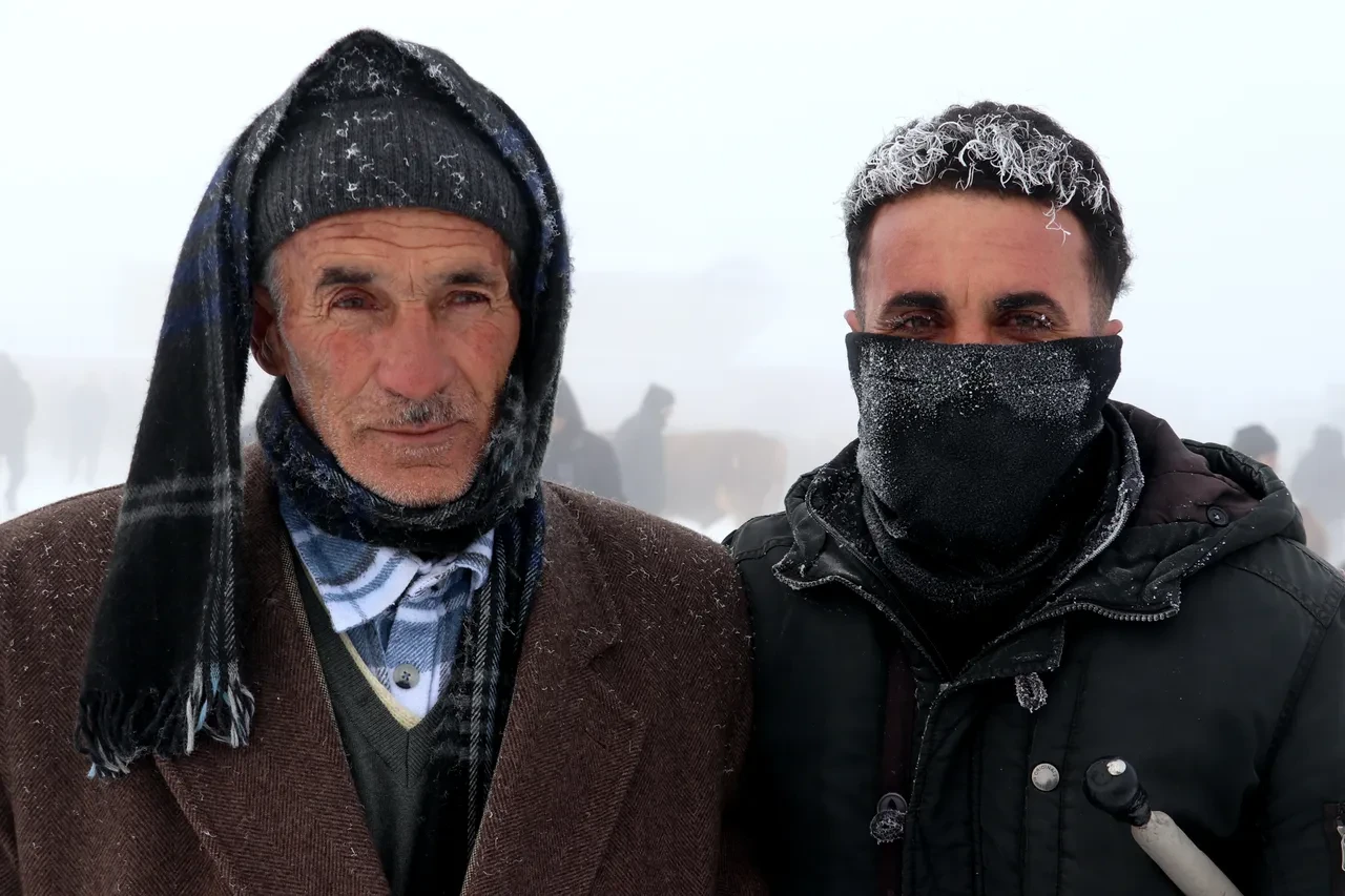 Ağrı'da sokağa çıkanın saçı ve kaşları dondu
