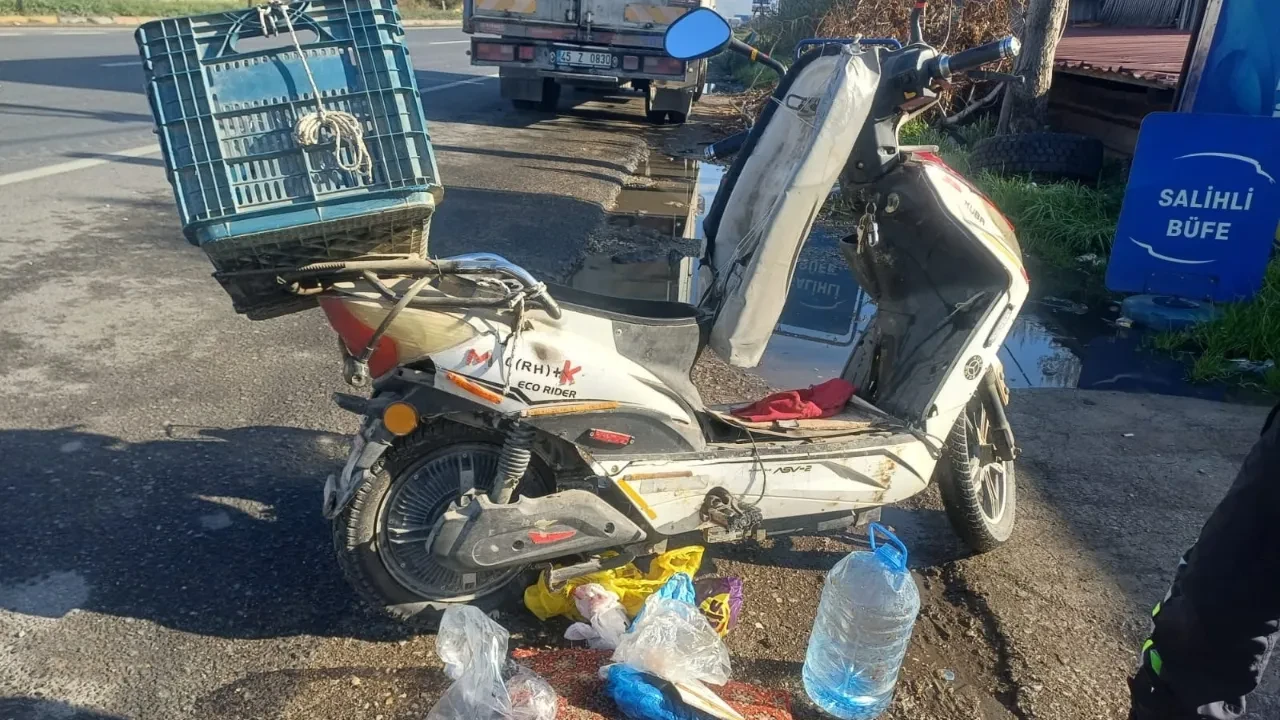 Otomobil ile elektrikli bisiklet çarpıştı: 1 ölü! Feci kaza kamerada
