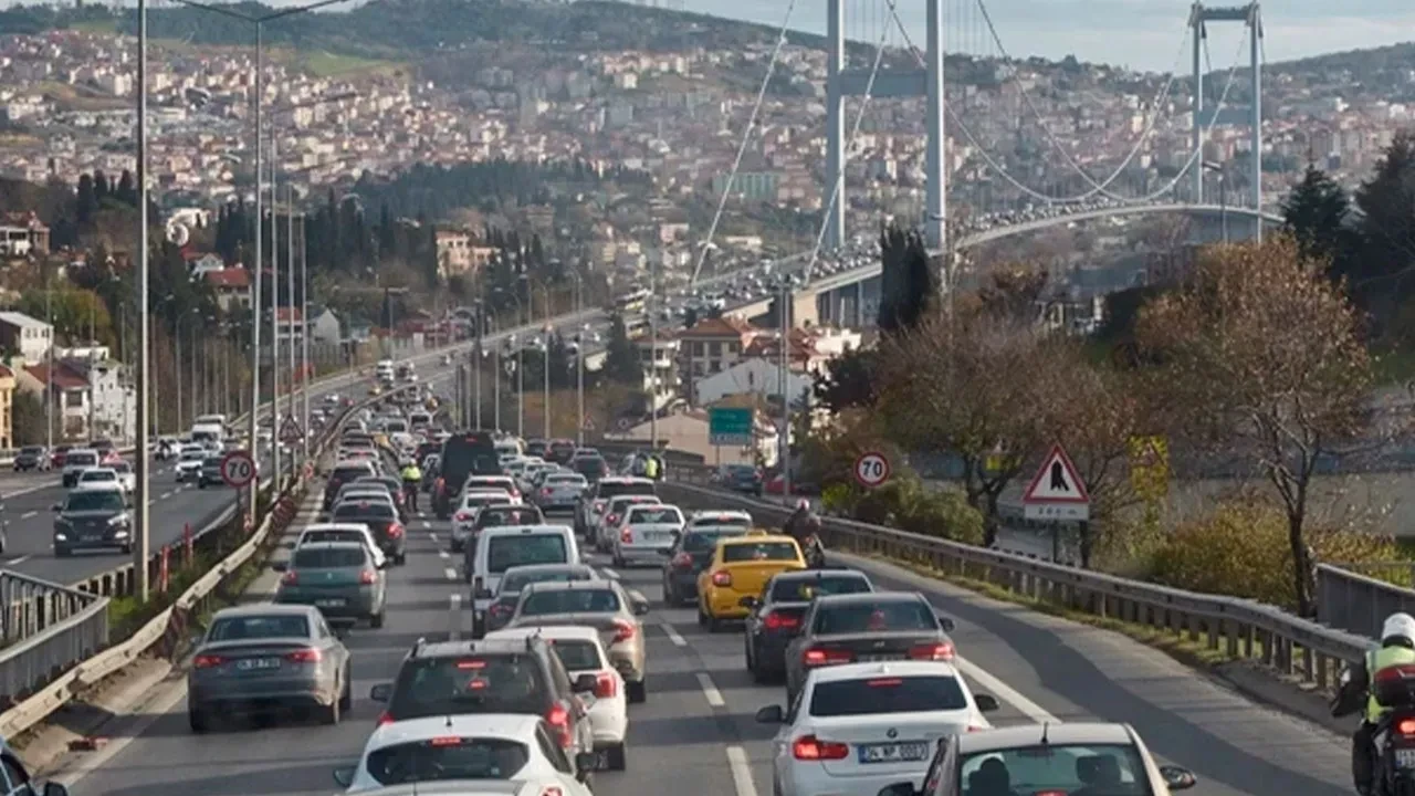 İstanbul'da bazı yollar trafiğe kapatılacak! Valilik saat verdi: İşte yılbaşında ve yeni yılın ilk gününde alternatif güzergahlar