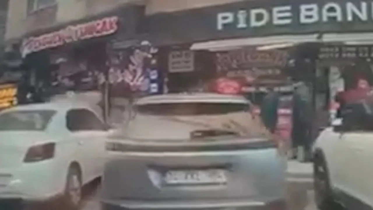 İstanbul'da faciadan dönüldü! Yayaların geçtiği yolda balkon çöktü