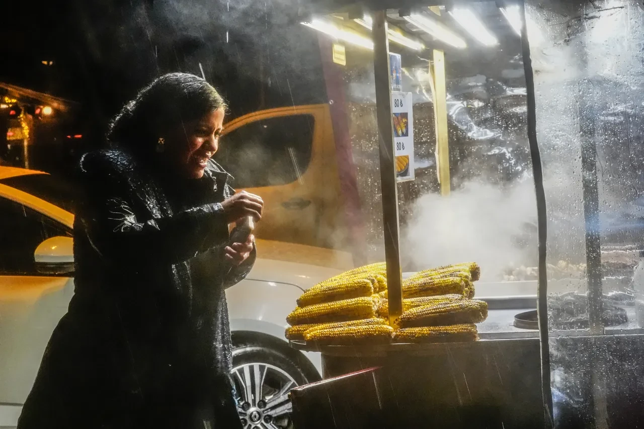 İstanbul'da kar yağışı başladı! Okullar tatil olacak mı? Vali Davut Gül'den açıklama var