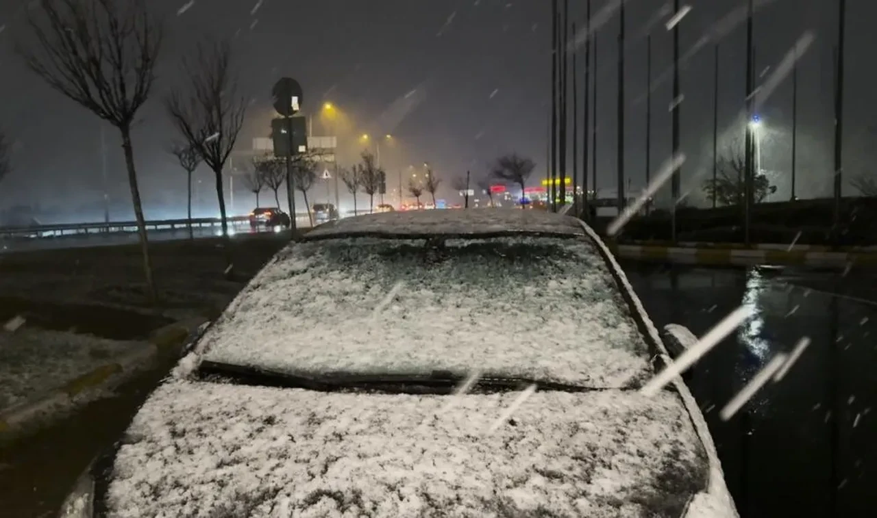 İstanbul'da kar yağışı başladı! Okullar tatil olacak mı? Vali Davut Gül'den açıklama var