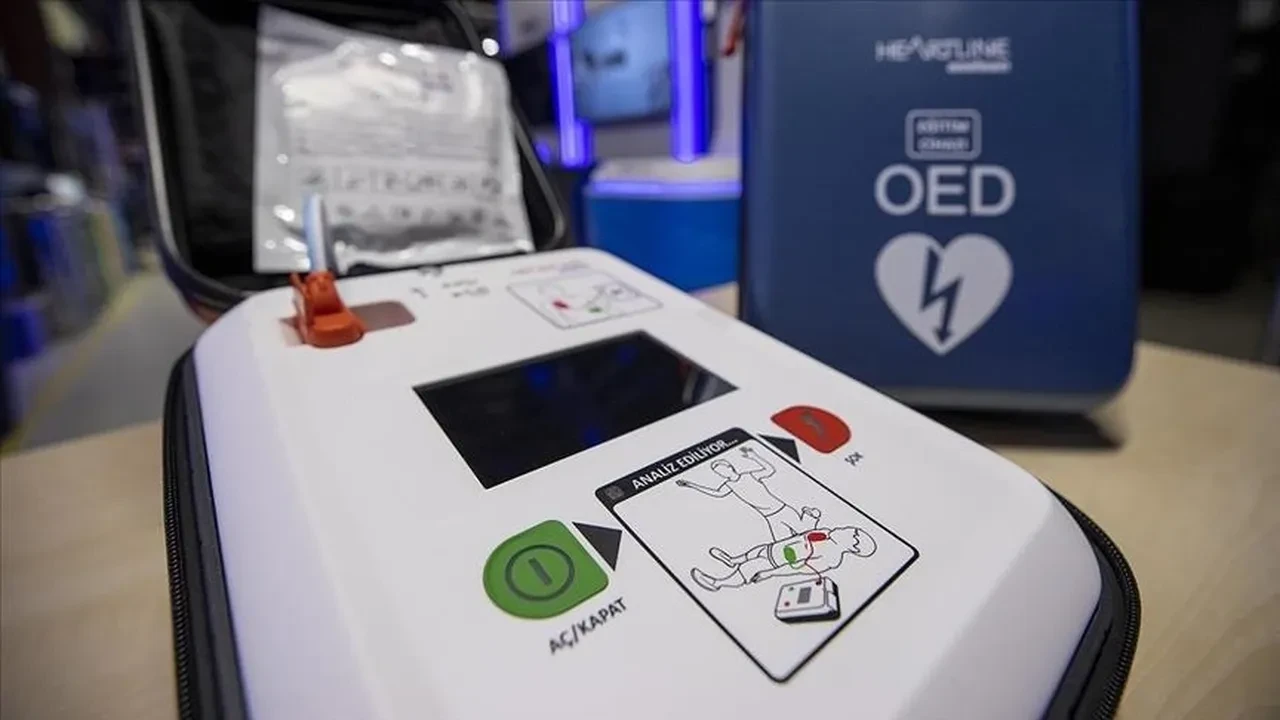 İzmir'de tren beklerken bir anda yere yığıldı! Sağlık Bakanı Kemal Memişoğlu hayat kurtaran müdahalede OED cihazına işaret etti