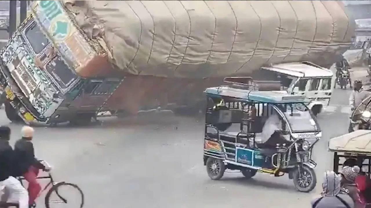 Kamyon aracın üzerine devrildi, araba kağıt gibi ezildi! Sürücü kurtulamadı