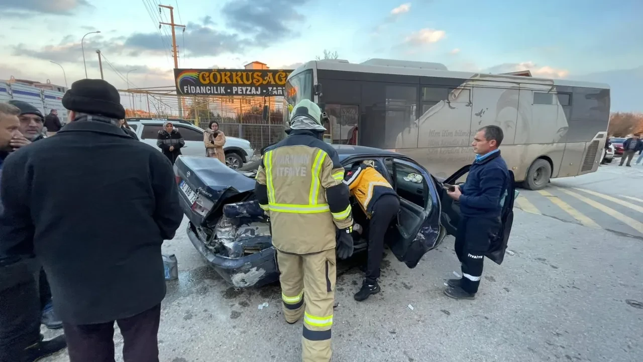 Karaman'da kamyon otomobile çarptı! Feci kaza saniye saniye kamerada