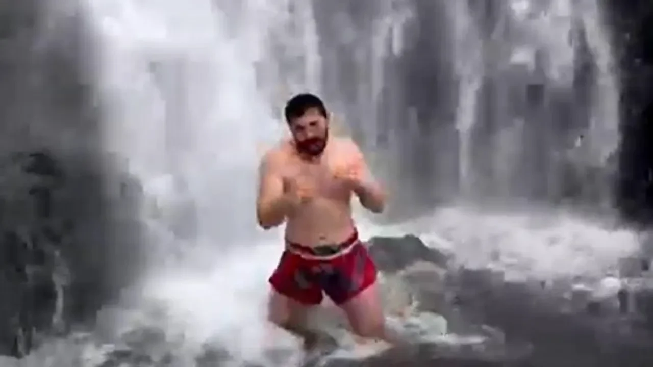 Karda şortla gezip şelale altında antrenman yaptı! Görenlerin içini titreten anlar kamerada