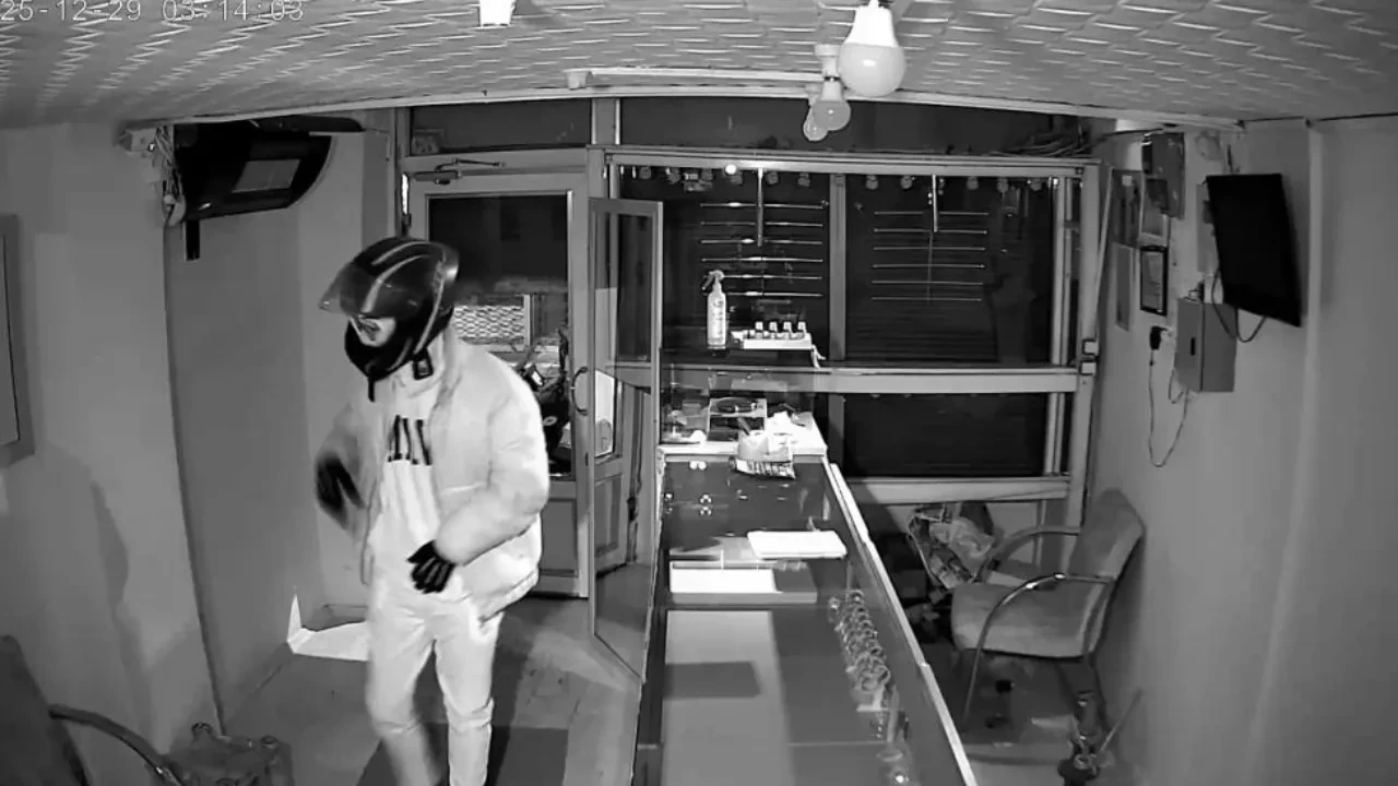 Kuyumcudan kilolarca altın çalıp lüks araba satın aldılar