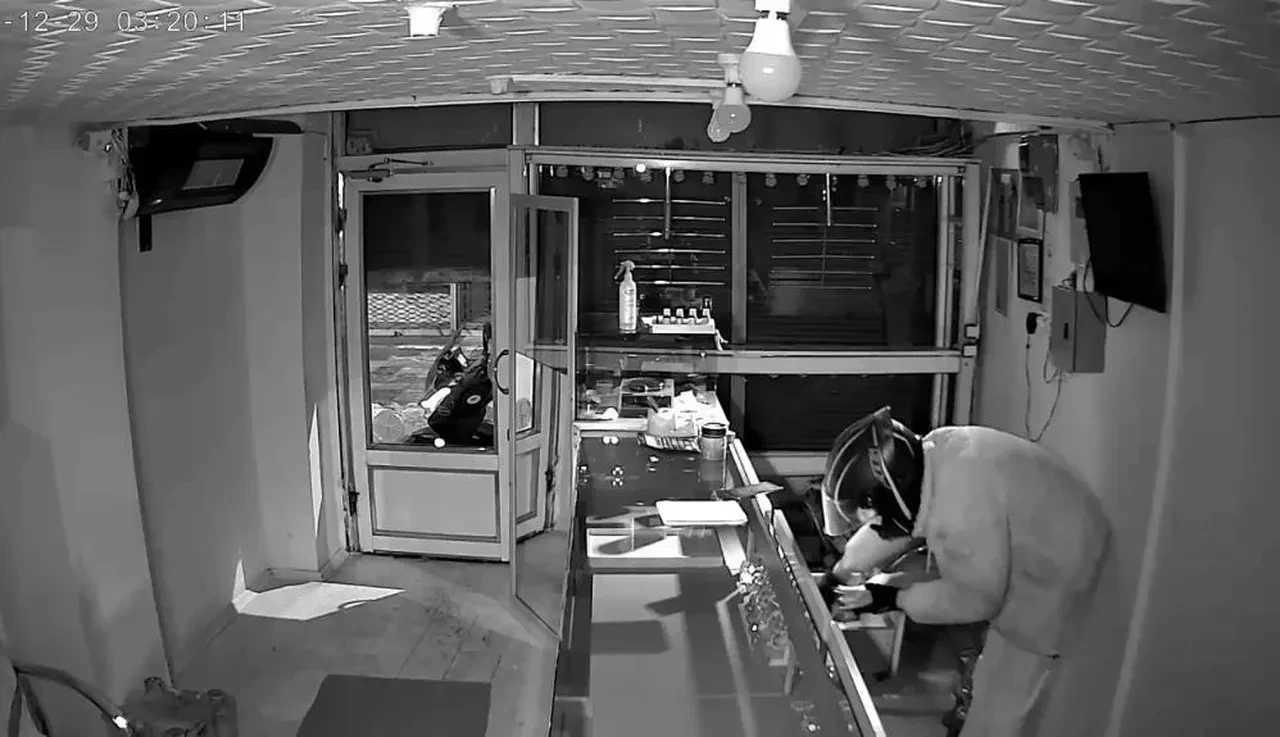 Kuyumcudan kilolarca altın çalıp lüks araba satın aldılar