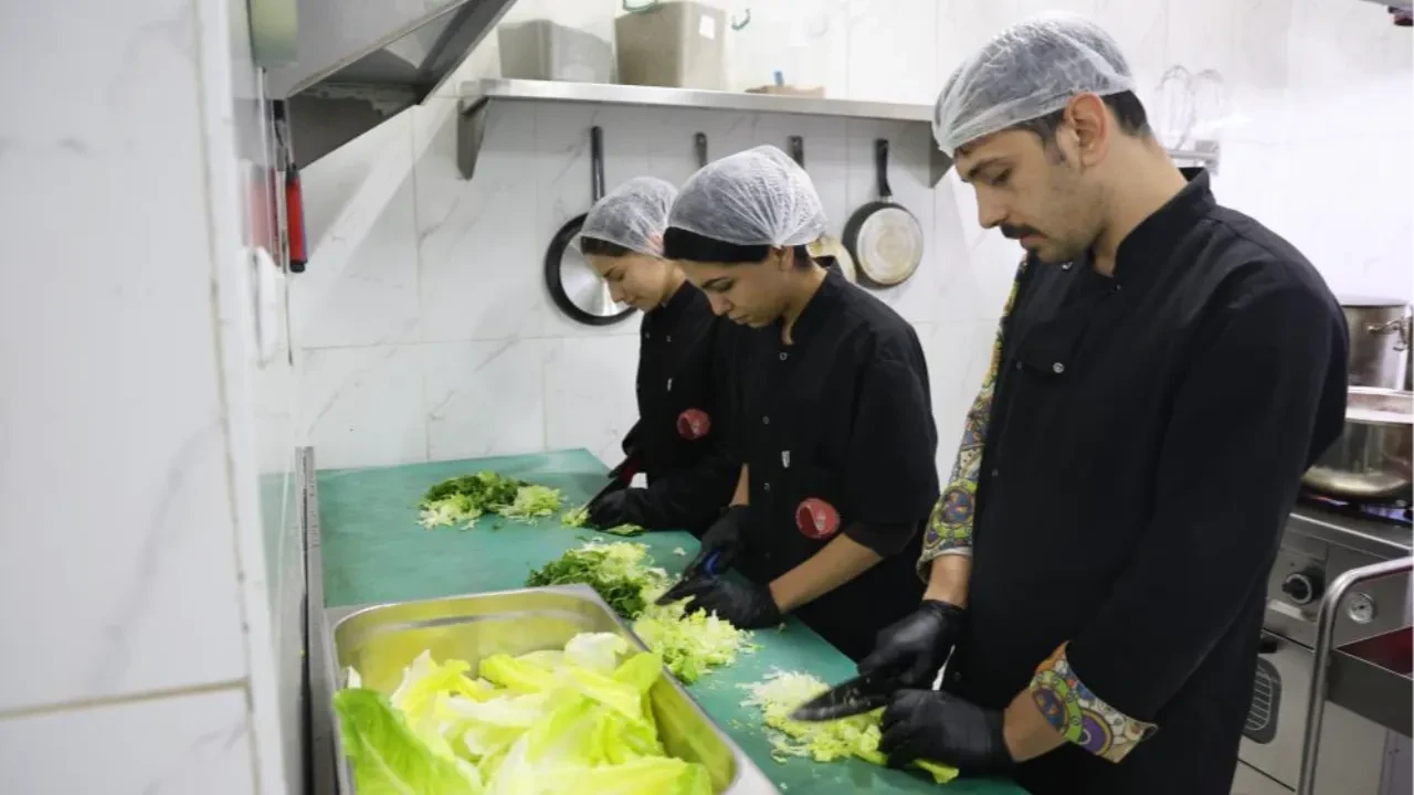 Lise değil adeta para basan bir fabrika! Yıllık cirosu dudak uçuklattı 