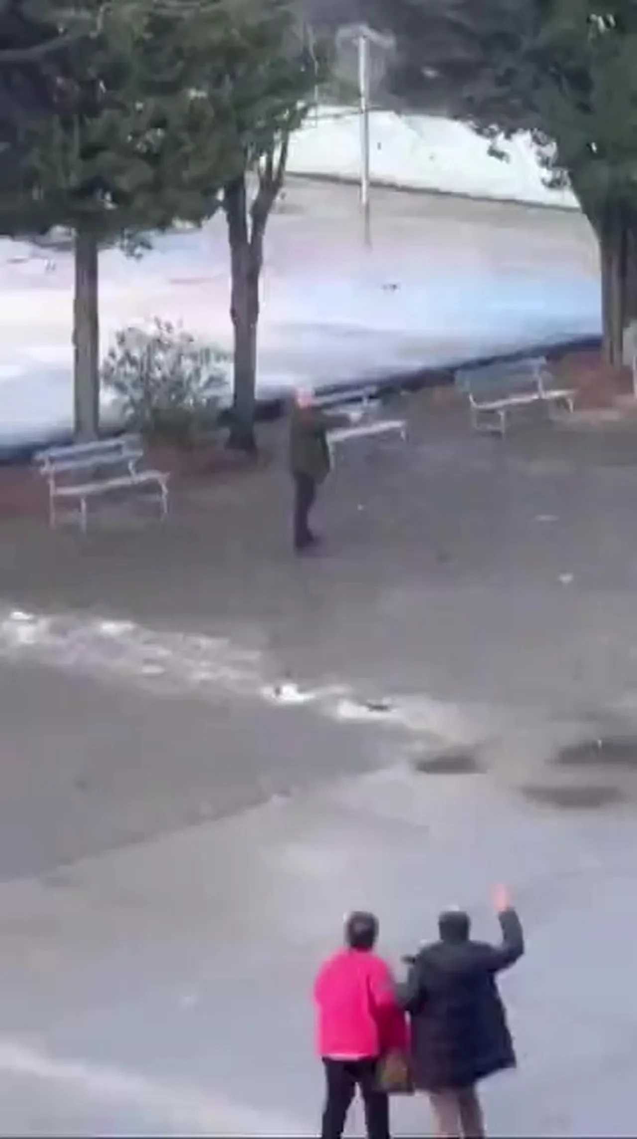 Okul bahçesinde kızını tehdit eden genci rehin aldı! Baba ve şantajcı genç hakkında karar çıktı