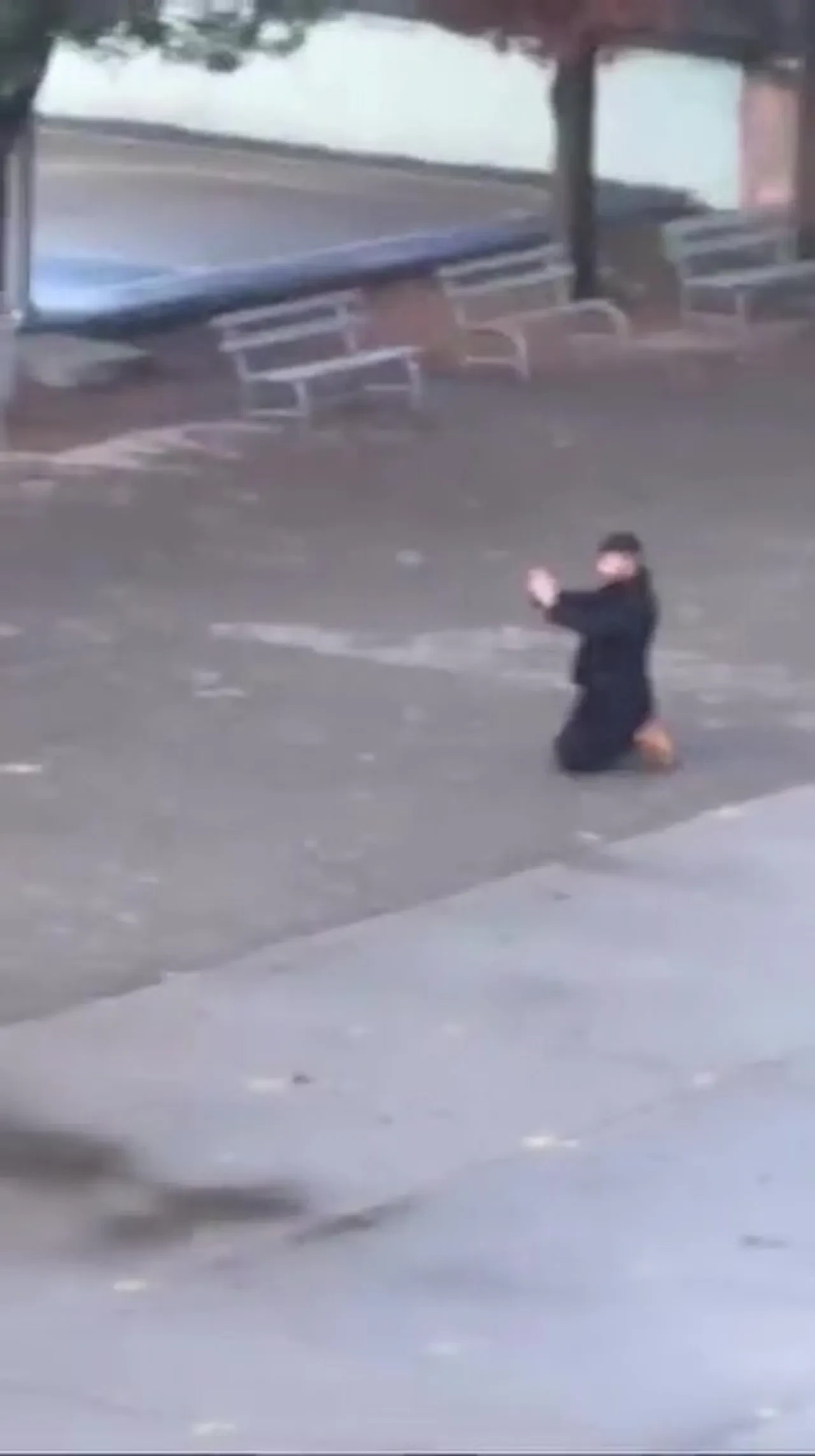 Okul bahçesinde kızını tehdit eden genci rehin aldı! Baba ve şantajcı genç hakkında karar çıktı